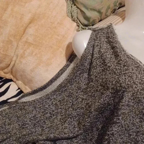 🌹cotton sweater with peekaboo sleeves🎉 - Picture 6 of 12